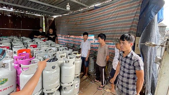 Đồng Nai: Đột kích "xưởng" sang chiết gas trái phép
