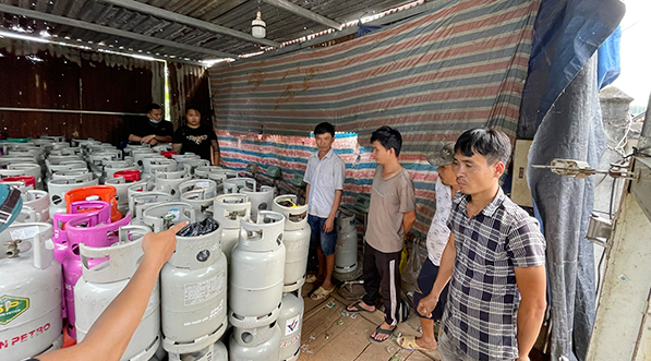 Lực lượng chức năng khống chế các đối tượng tại điểm san chiết gas trái phép do Nguyễn Quang Cường làm chủ