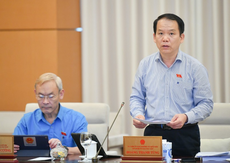 Chủ nhiệm Ủy ban Pháp luật Hoàng Thanh Tùng trình bày báo cáo thẩm tra sơ bộ dự dự thảo Nghị quyết ban hành Nội quy kỳ họp Quốc hội (sửa đổi)