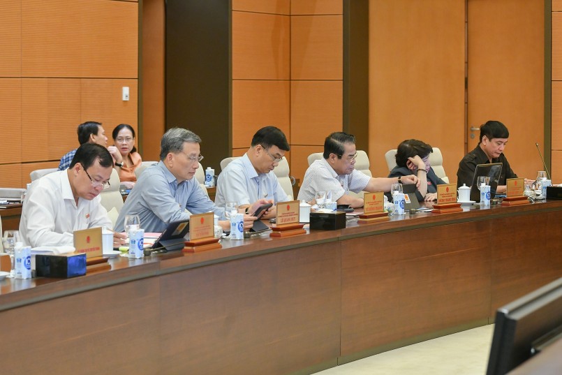 Các Ủy viên Ủy ban Thường vụ Quốc hội tại phiên họp