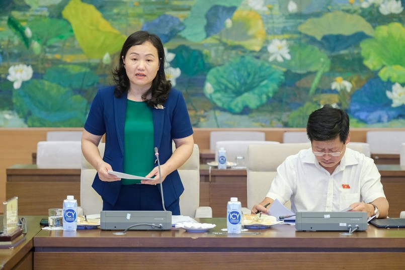 Phó Chủ nhiệm Ủy ban Tài chính - Ngân sách Phạm Thúy Chinh – Tổ trưởng Tổ giúp việc của Đoàn giám sát công bố Nghị quyết