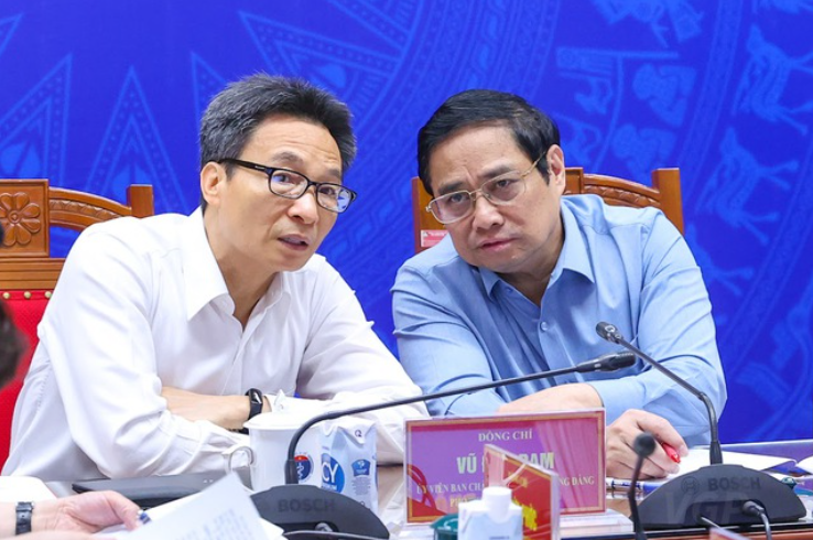 Thủ tướng Phạm Minh Chính trao đổi với Phó Thủ tướng Vũ Đức Đam. Ảnh: VGP
