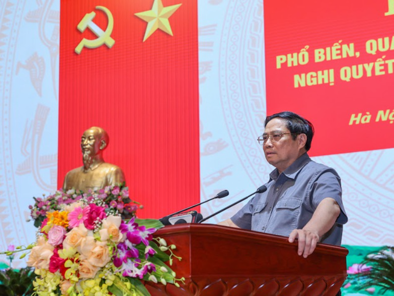 Thủ tướng Phạm Minh Chính nhấn mạnh yêu cầu phát triển công nghiệp quốc phòng theo hướng chủ động, tự lực, tự cường, hiện đại và lưỡng dụng; gắn kết chặt chẽ và trở thành mũi nhọn của công nghiệp quốc gia. Ảnh: VGP