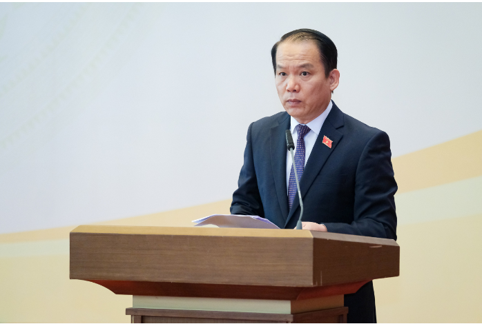 Chủ nhiệm Ủy ban Pháp luật Hoàng Thanh Tùng trình bày báo cáo của Ủy ban Thường vụ Quốc hội