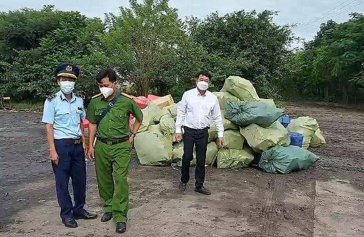 Đại diện phía Hiệp hội thuốc lá Việt Nam giám sát tiêu hủy toàn bộ thuốc lá vi phạm