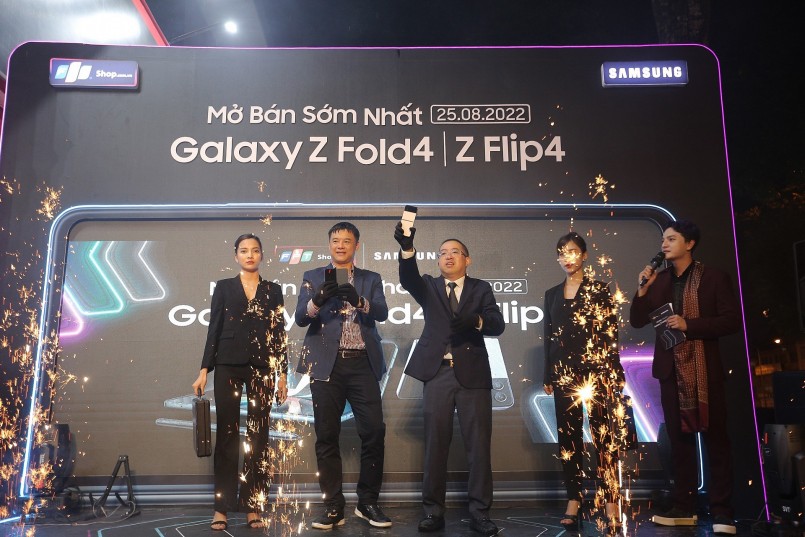 Chỉ sau 1 giờ mở bán, FPT Shop giao 500 máy Galaxy Z Series cho khách hàng