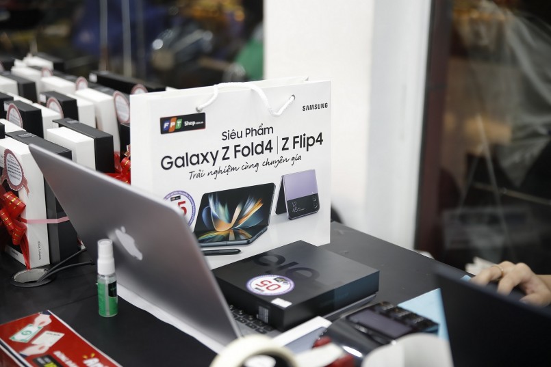 Chỉ sau 1 giờ mở bán, FPT Shop giao 500 máy Galaxy Z Series cho khách hàng