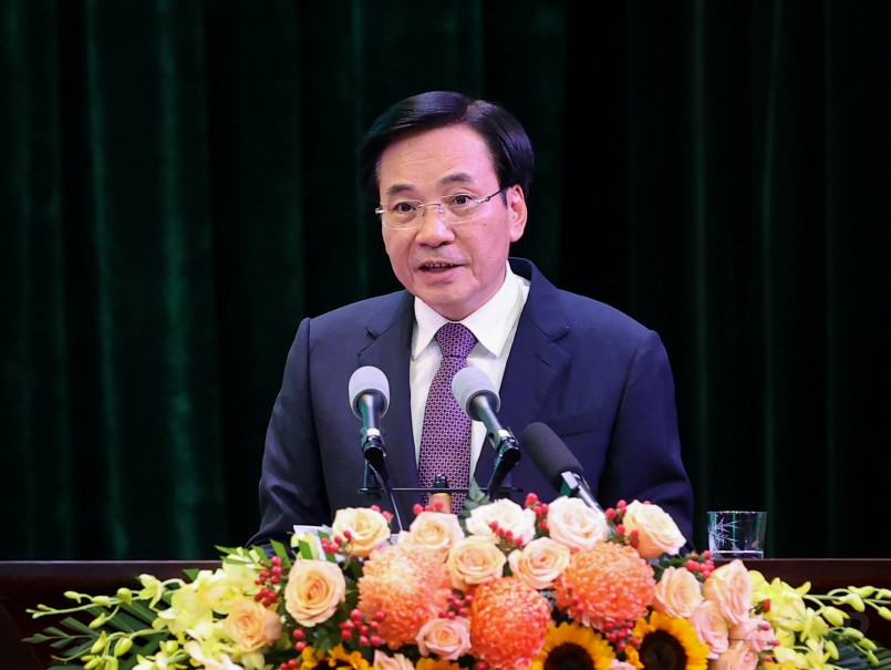Bộ trưởng, Chủ nhiệm VPCP Trần Văn Sơn báo cáo về các nội dung chính trong Chương trình hành động của Chính phủ triển khai thực hiện Nghị quyết số 11-NQ/TW của Bộ Chính trị. Ảnh: VGP