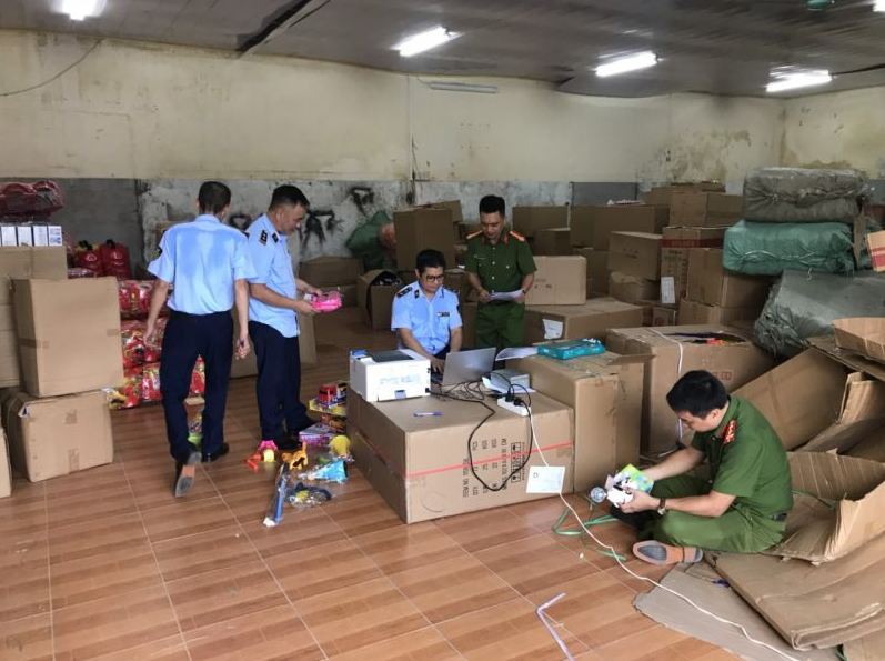 Lực lượng chức năng kiểm tra kho hàng của hộ kinh doanh đồ chơi trẻ em Bùi Thị Mai.