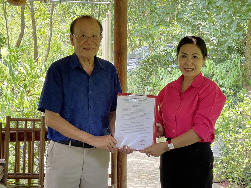 GS.TS Phạm Văn Thiêm - Chủ tịch Hội Khoa học các sản phẩm thiên nhiên Việt Nam (VNPS) trao Quyết định công nhận Hội viên cho bà 