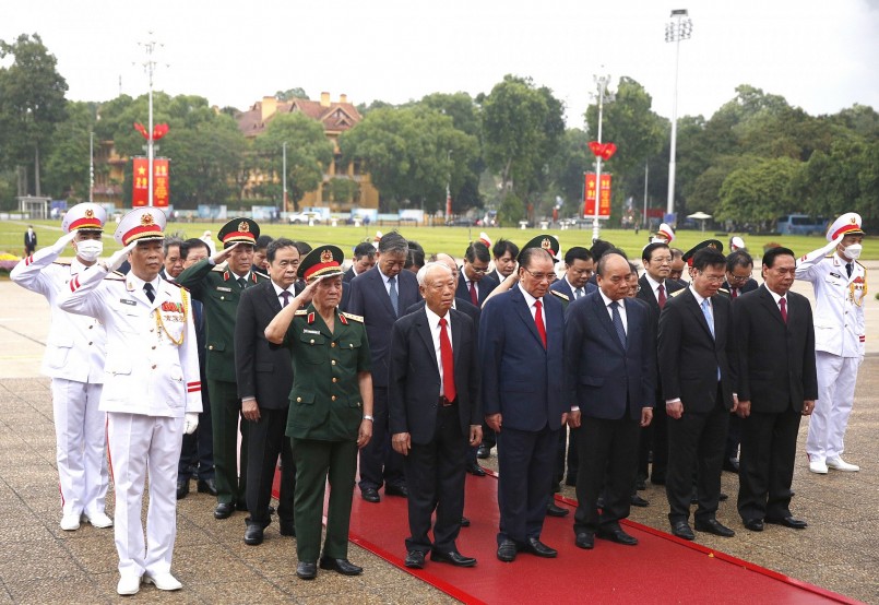 Các đồng chí lãnh đạo bày tỏ lòng biết ơn vô hạn, lòng thành kính tưởng nhớ công lao to lớn của Chủ tịch Hồ Chí Minh đối với sự nghiệp đấu tranh giải phóng dân tộc, thống nhất đất nước - Ảnh: VG