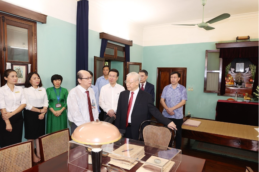 Tổng bí thư Nguyễn Phú Trọng thăm nơi ở và làm việc của Chủ tịch Hồ Chí Minh, trò chuyện cùng cán bộ Khu Di tích. Anh
