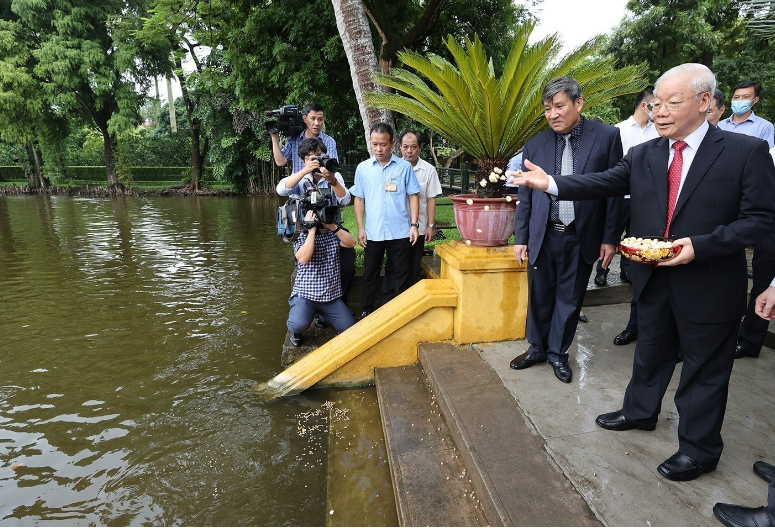 Tổng bí thư Nguyễn Phú Trọng thăm ao cá Bác Hồ