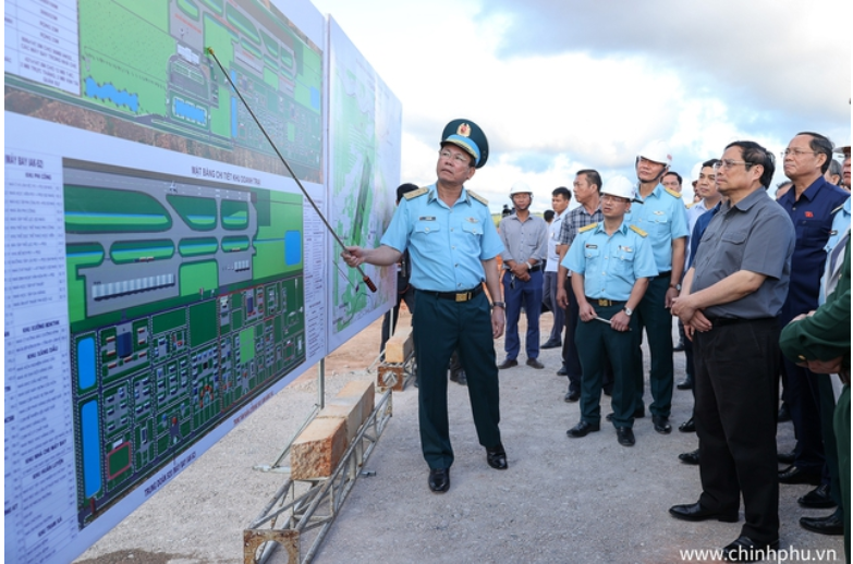 Thủ tướng kiểm tra, đôn đốc, tháo gỡ các khó khăn, vướng mắc ngay tại hiện trường dự án sân bay Phan Thiết, Bình Thuận - Ảnh: VGP