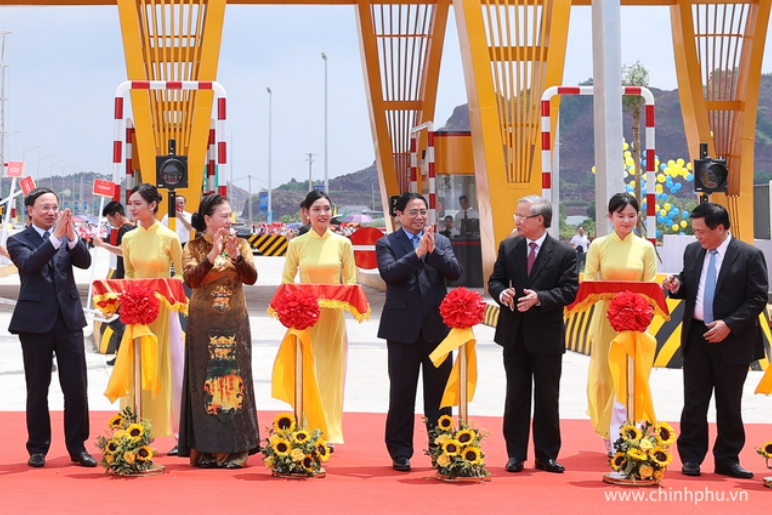 Thủ tướng Phạm Minh Chính cắt băng khánh thành tuyến cao tốc Vân Đồn – Móng Cái tại Quảng Ninh ngày 1/9 - Ảnh: VGP