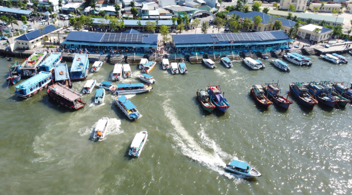 Hành khách lên thuyền thăm đảo các đảo trong vịnh Nha Trang dịp 2/9.