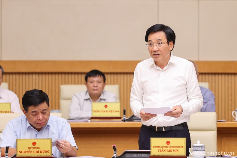 Bộ trưởng, Chủ nhiệm VPCP Trần Văn Sơn báo cáo tại Phiên họp. Ảnh: VGP/Nhật Bắc