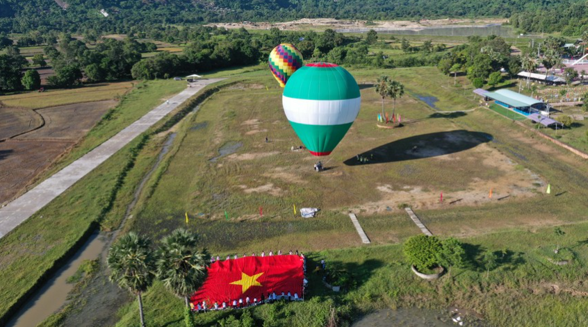 Lễ hội khinh khí cầu lần đầu tổ chức tại An Giang thu hút 80.000 lượt khách đến tham quan trong 4 ngày nghỉ lễ. 