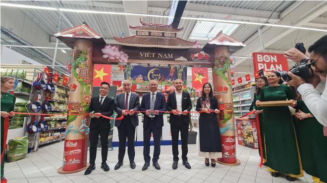 Các đại biểu cắt băng khai trương gạo Việt Nam tại siêu thị Carrefour (Ảnh: Thương vụ Việt Nam tại Pháp)