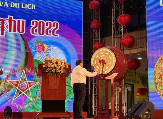 Thứ trưởng Tạ Quang Đông đánh trống khai hội Trung thu Thứ trưởng Tạ Quang Đông đánh trống khai hội Trung thu