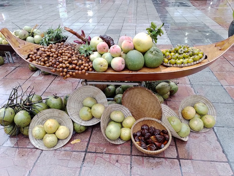 Những chiếc thuyền lớn trưng bày các loại trái cây ba miền. Những chiếc thuyền lớn trưng bày các loại trái cây ba miền.