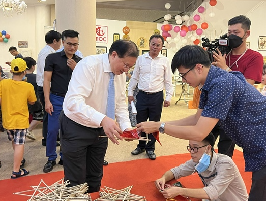 Thứ trươngr Tạ Quang Đông thăm các gian hàng Trung thu Thứ trươngr Tạ Quang Đông thăm các gian hàng Trung thu