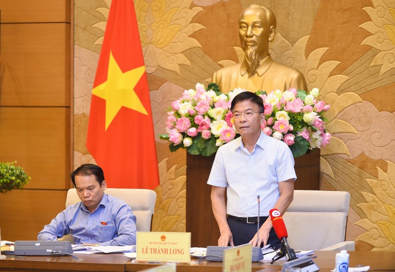 Bộ trưởng Bộ Tư pháp Lê Thành Long trình bày báo cáo của Chính phủ