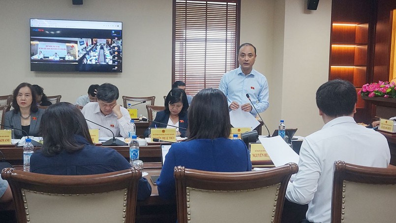 Phó Chủ nhiệm Ủy ban Khoa học, Công nghệ và Môi trường Nguyễn Phương Tuấn thay mặt Ủy ban thẩm tra đề cập về dự án Luật Giao dịch điện tử (sửa đổi).