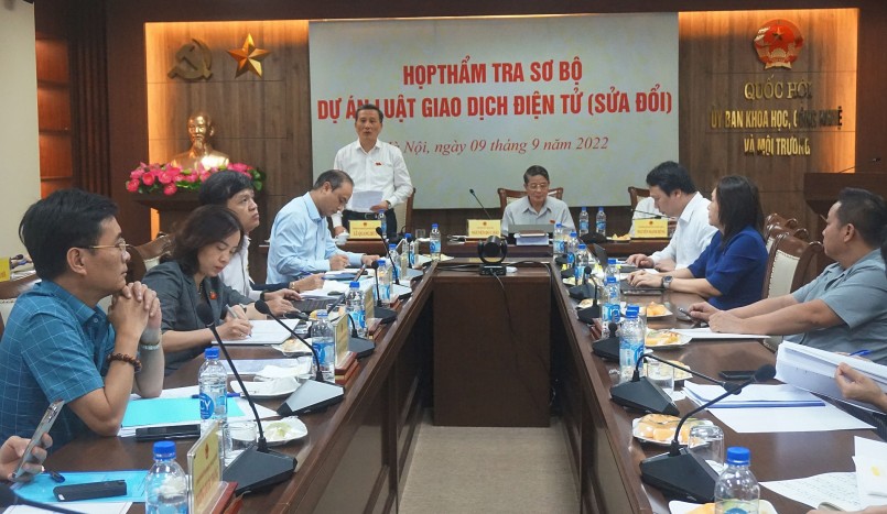 Chủ nhiệm Ủy ban Khoa học, Công nghệ và Môi trường Lê Quang Huy phát biểu kết luận Phiên họp.