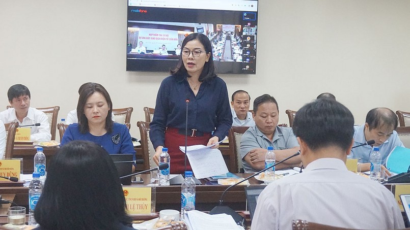 Ủy viên Ủy ban Quốc phòng và An ninh Nguyễn Thị Xuân bày tỏ ý kiến tại Phiên họp.