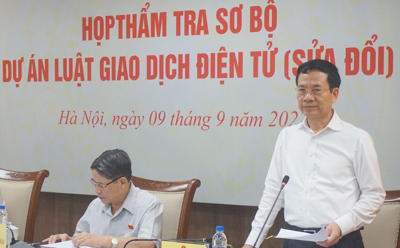 Bộ trưởng Bộ Thông tin và Truyền thông Nguyễn Mạnh Hùng nhấn mạnh về tầm quan trọng của việc sửa đổi Luật Giao dịch điện tử.