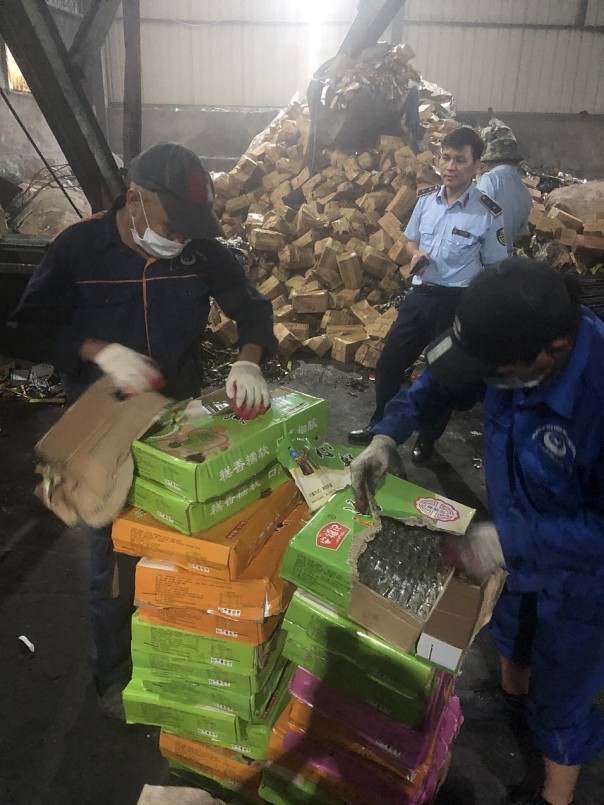 Hưng Yên: Tiêu hủy số lượng lớn bánh trung thu không rõ nguồn gốc