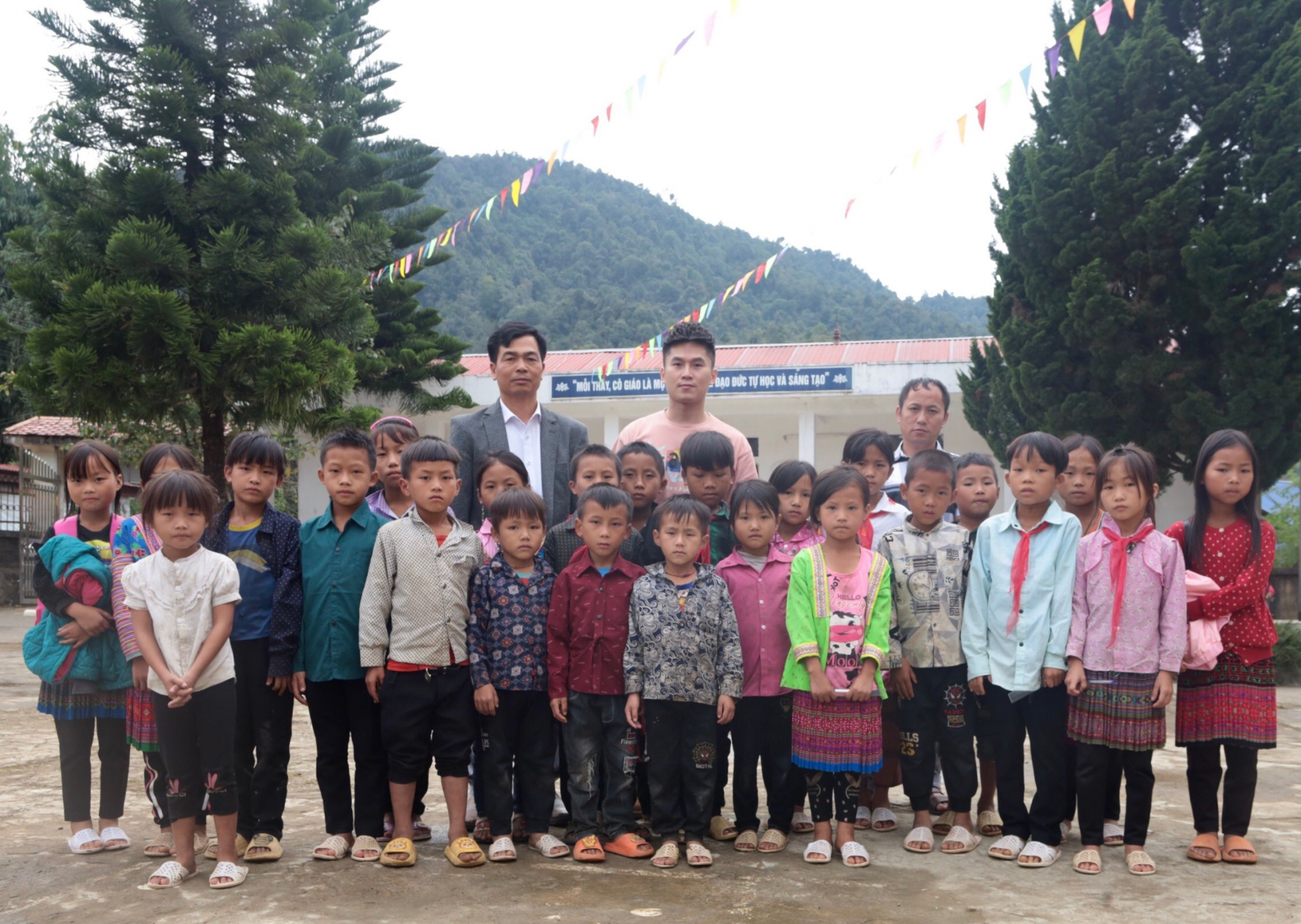Ca sỹ Du Thiên và hành trình thiện nguyện mang yêu thương tới các em nhỏ vùng cao