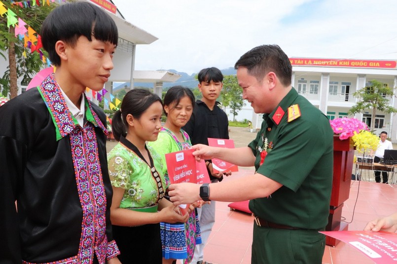 Viettel Lai Châu trao tặng học bổng Vì em hiếu học năm học 2022-2023