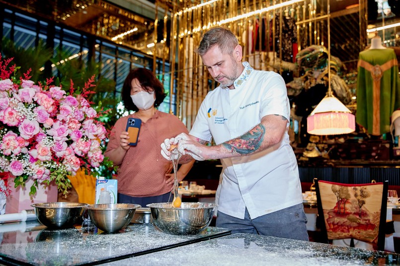Yurii hướng dẫn các vị phu nhân đại sứ làm bánh varenyky ở Capella Hanoi.