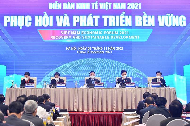 Chủ tịch Quốc hội Vương Đình Huệ và các đại biểu dự Diễn đàn Kinh tế Việt Nam năm 2021 tại điểm cầu Trung tâm Hội nghị Quốc tế 11 Lê Hồng Phong.