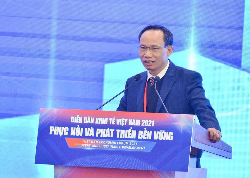 TS. Cấn Văn Lực - Chuyên gia Kinh tế trưởng BIDV, thành viên Hội đồng Tư vấn Chính sách tài chính- tiền tệ Quốc gia trình bày tham luận “Một số gợi ý chính sách tài khóa và chính sách tiền tệ hỗ trợ phục hồi và phát triển kinh tế- xã hội”