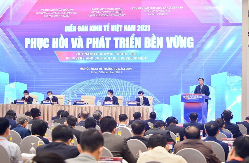 Phát biểu khai mạc, Chủ tịch Quốc hội Vương Đình Huệ nêu rõ, ''Diễn đàn Kinh tế Việt Nam 2021: Phục hồi và Phát triển bền vững'' có ý nghĩa rất quan trọng, nhằm góp phần làm rõ thêm các luận cứ khoa học và thực tiễn, kinh nghiệm quốc tế để Quốc hội, Chính