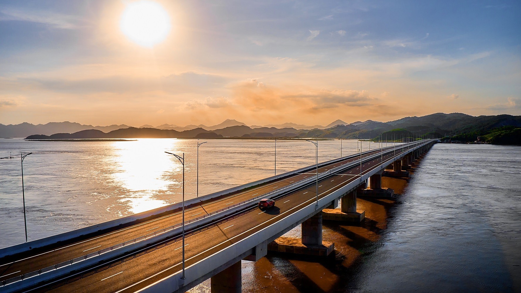 Móng Cái hút khách nhờ cao tốc, Quảng Ninh bứt tốc nhờ hạ tầng