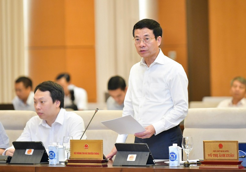 Bộ trưởng Bộ Thông tin và Truyền thông Nguyễn Mạnh Hùng trình bày Tờ trình về dự án Luật Giao dịch điện tử (sửa đổi).