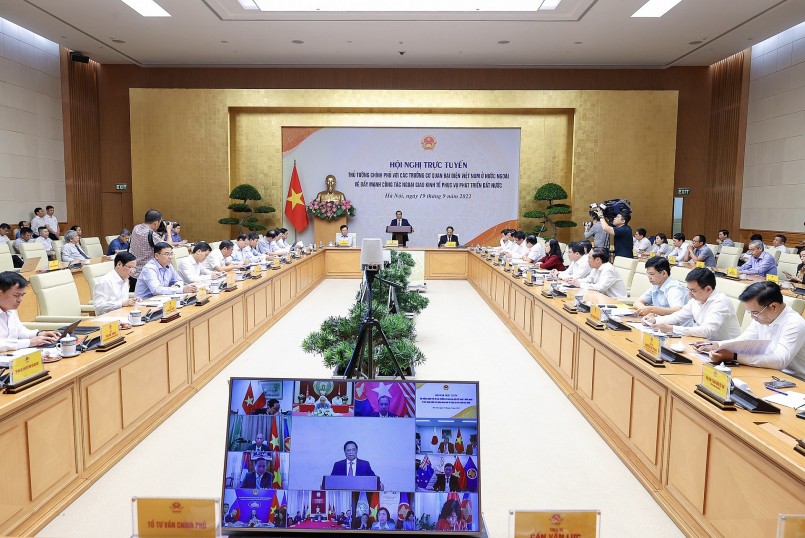 Đây là hội nghị đầu tiên Thủ tướng Chính phủ tham dự, trực tiếp chỉ đạo các Đại sứ, Trưởng Cơ quan đại diện Việt Nam ở nước ngoài về công tác ngoại giao kinh tế. Ảnh: VGP