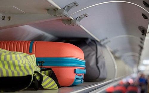 Hành lý xách tay phải vừa vào dưới chỗ ngồi trước mặt hành khách hoặc vào ngăn hành lý trong khoang hành khách