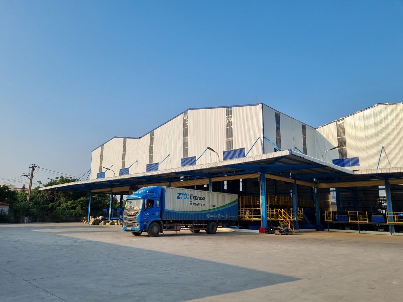 3 trung tâm phân phối và 3 kho trung chuyển tại các thành phố lớn của Việt Nam lẫn Trung Quốc đảm bảo hàng hóa vận chuyển luôn được giám sát và đảm bảo an toàn.