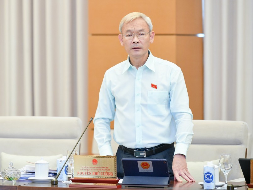 Chủ nhiệm Ủy ban Tài chính, Ngân sách của Quốc hội Nguyễn Phú Cường trình bày Báo cáo thẩm tra Dự án Luật Đấu thầu (sửa đổi)