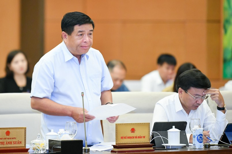 Bộ trưởng Bộ Kế hoạch và Đầu tư Nguyễn Chí Dũng trình bày Tờ trình dự án Luật tại phiên họp