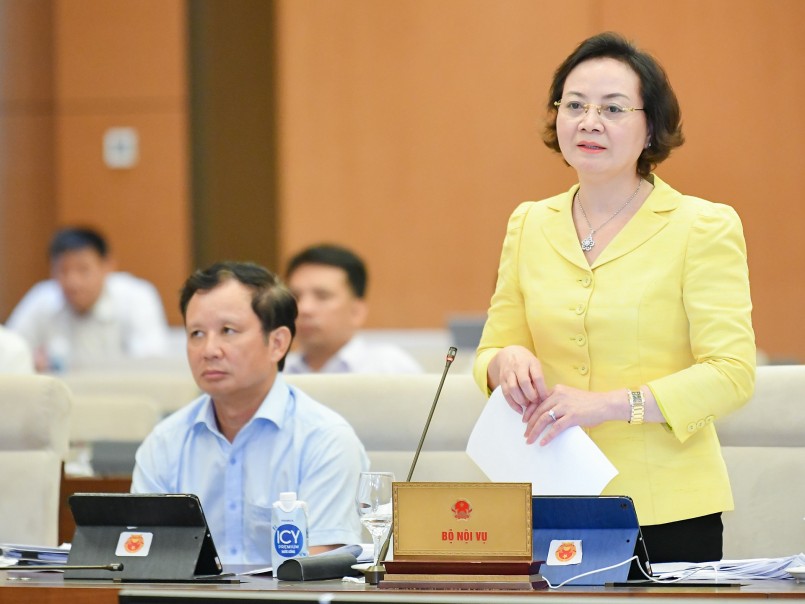 Bộ trưởng Bộ Nội vụ Phạm Thị Thanh Trà trình bày Tờ trình