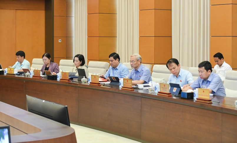 Thành viên Uỷ ban Thường vụ Quốc hội tham dự phiên họp 