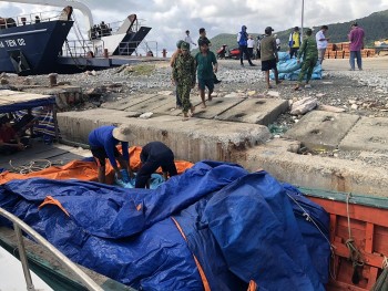 Kiên Giang: Tạm giữ tàu chở 9 tấn đường cát nghi vấn nhập lậu