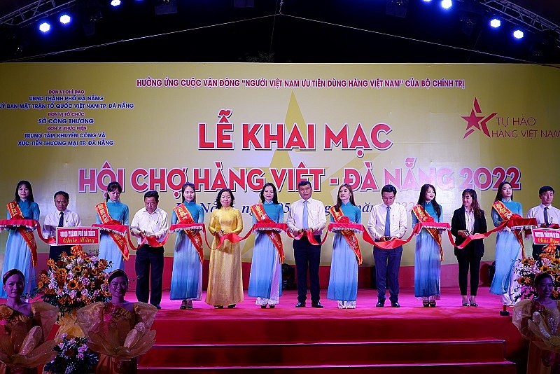Các đại biểu thực hiện nghi thức cắt băng khai mạc Hội chợ hàng Việt - Đà Nẵng 2022.