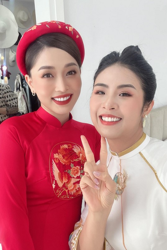 Hoa hậu Ngọc Hân (bên phải) giúp Phương Nga sửa soạn trang phục trong lễ ăn hỏi
